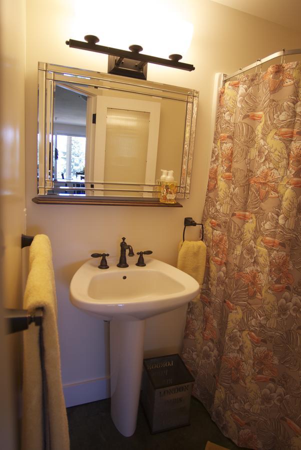 Collins House B And B Ganges Bagian luar foto