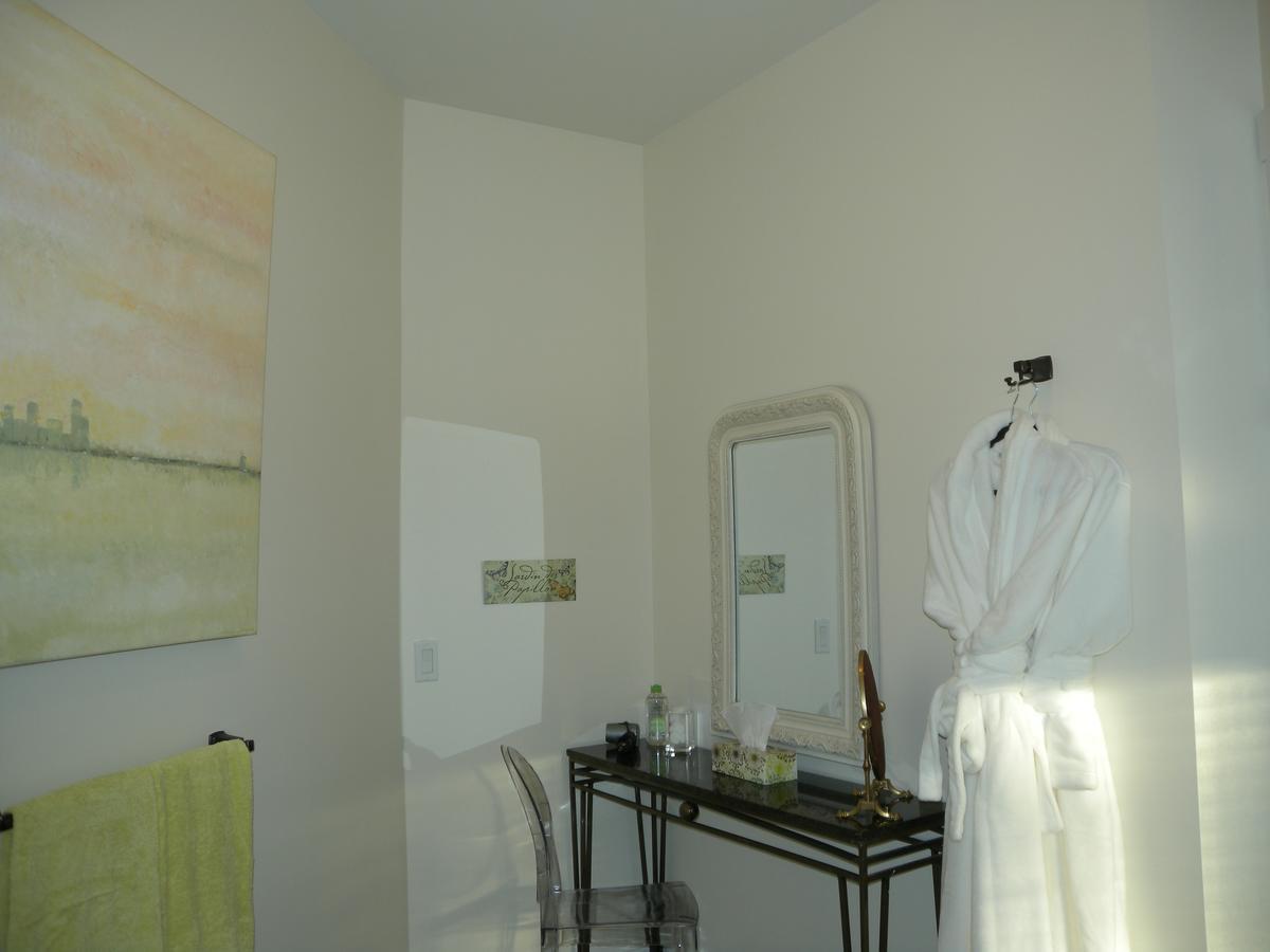 Collins House B And B Ganges Bagian luar foto